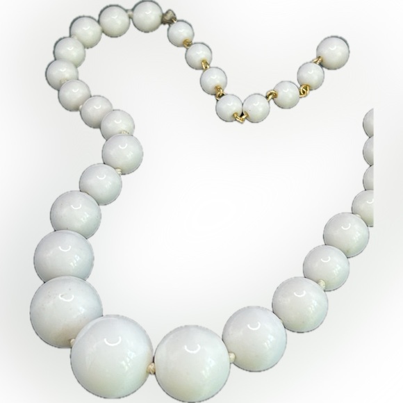 Vintage mid-century white graduated chunky beaded necklace made in Japan 14”+4” - Picture 8 of 12